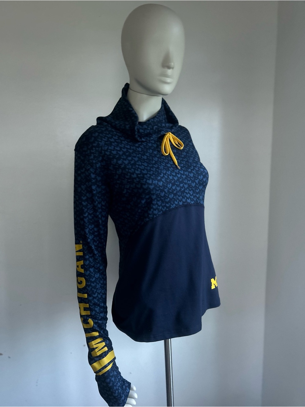 Colosseum Navy and Yellow Pullover Hoodie Top s